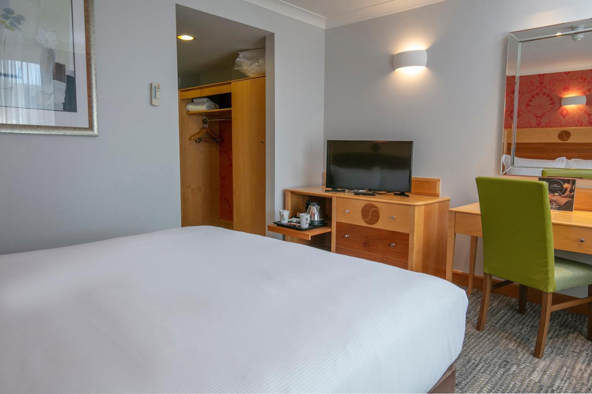 Hampshire Court Hotel & Spa Basingstoke Room photo